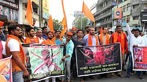 ‘पद्मावती’ विवाद: कमल हासन आए दीपिका के समर्थन में, धमकी के बाद माता-पिता के घर के बाहर पुलिस तैनात