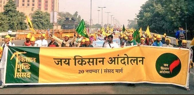 संसद पर ताला, ‘किसान मुक्ति संसद’ शुरू: कर्ज माफी समेत कई मांगों को लेकर देश भर के किसानों का दिल्ली में जुटा हुजूम