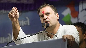 राहुल ने मोदी पर दागा एक और सवाल: ‘आपके वित्तीय कुप्रबन्धन व पब्लिसिटी की सज़ा क्यों चुकाए गुजरात की जनता?’