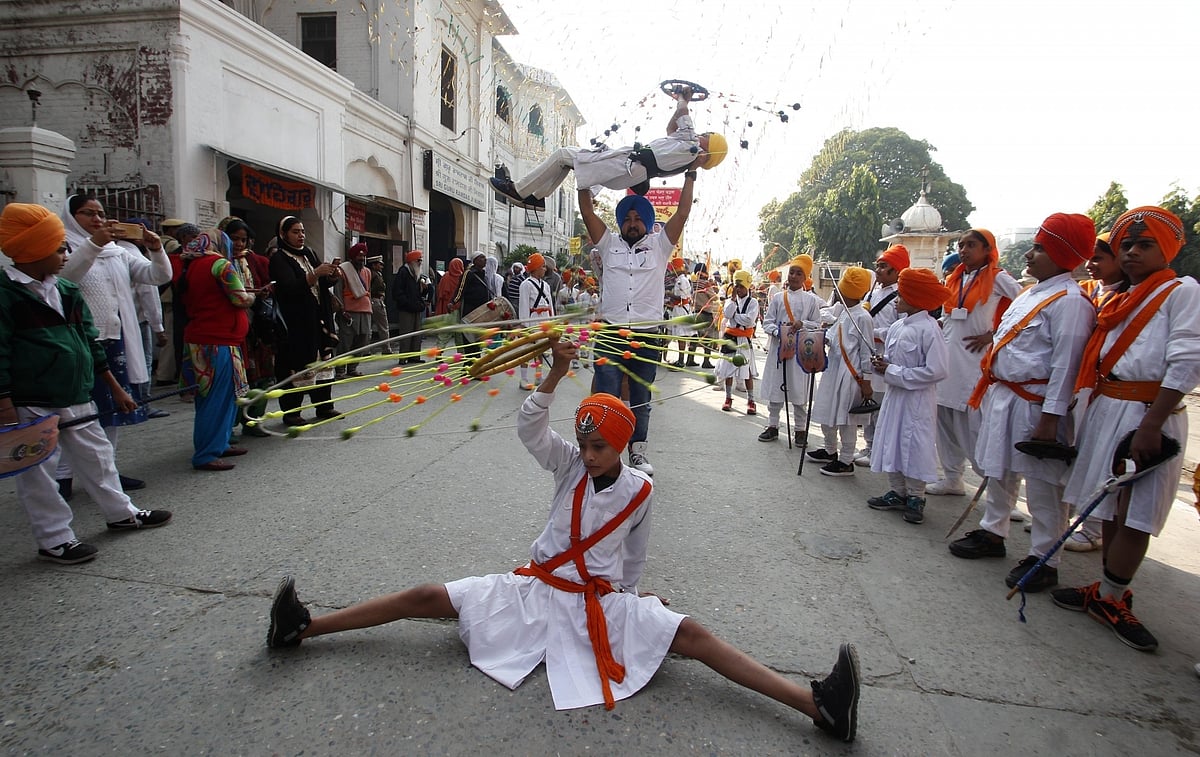 तस्वीरों में जीवन, विरोध की आवाजें हक की मांग...ऐसा रहा 22 नवंबर 2017