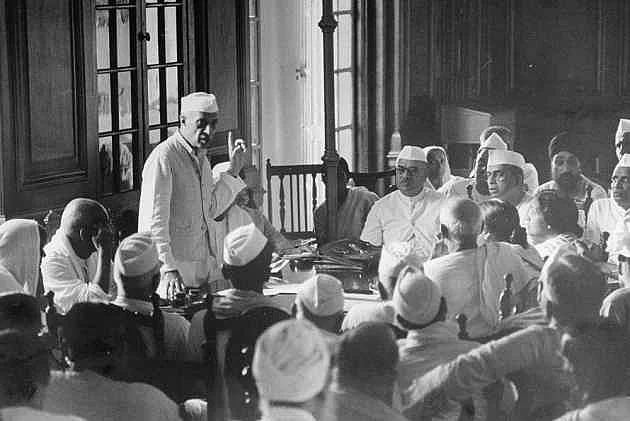 लोकतंत्र को चुनावी राजनीति की बैसाखी नहीं, देश का प्राण तत्व समझते थे नेहरू