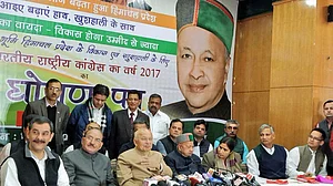 हिमाचल में कांग्रेस ने जारी किया घोषणा-पत्र, युवाओं, बुजुर्गों और किसानों के हितों का रखा ध्यान