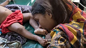 गोरखपुर का बीआरडी अस्पताल  फिर बना बच्चों की कब्रगाह, 48 घंटें में 30 नवजातों की मौत