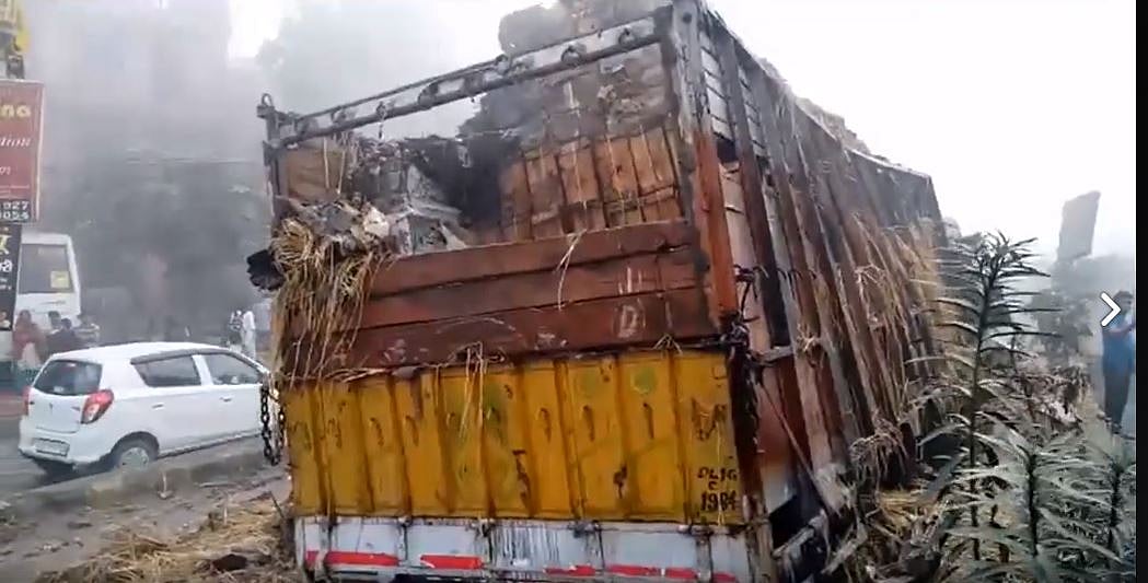 वीडियो: हादसों को दावत देता छाया धुंध,गाजियाबाद में सेब से भरा ट्रक टकराने के बाद जलकर खाक