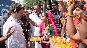 गुजरात चुनाव: राहुल ने पूछे पीएम से सवाल, क्या अगले 45 साल में पूरे होंगे वादे?