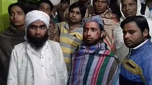 बागपत में ट्रेन के अंदर तीन उलेमाओं की बुरी तरह से पिटाई, गंभीर हालत में ट्रेन से फेंका