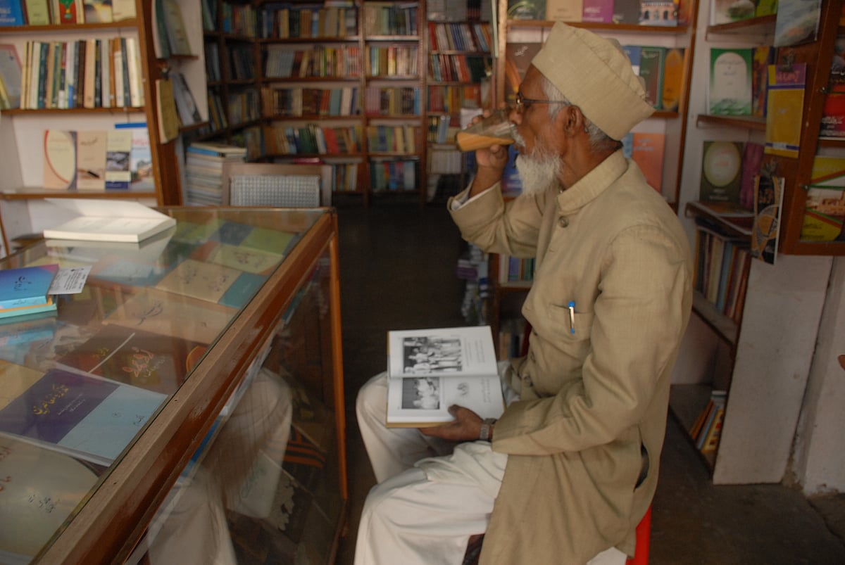 अलीगढ़ मुस्लिम यूनिवर्सिटी के करीब एक किताब की दुकान पर रोजाना आने वाले पढ़ने के शौकीन मौलाना जी को दुकान के मालिक की तरफ से चाय पिलाई जाती है।&nbsp;