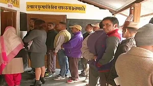 हिमाचल में अगली सरकार का रहस्य वोटिंग मशीन में बंद, 74 फीसदी मत पड़े, 18 दिसंबर को आएंगे परिणाम