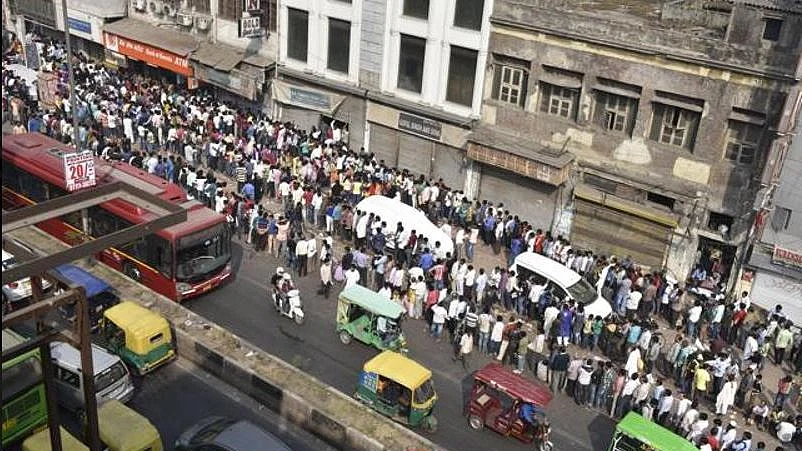 8 नवंबर 2016 को लागू हुई नोटबंदी के बाद बैंक की लाइन में लगे लोग/ फोटो: सोशल मीडिया