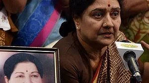 आयकर विभाग के निशाने पर शशिकला, जयललिता के घर पोएस गार्डन पर छापेमारी के बाद समर्थकों में नाराजगी