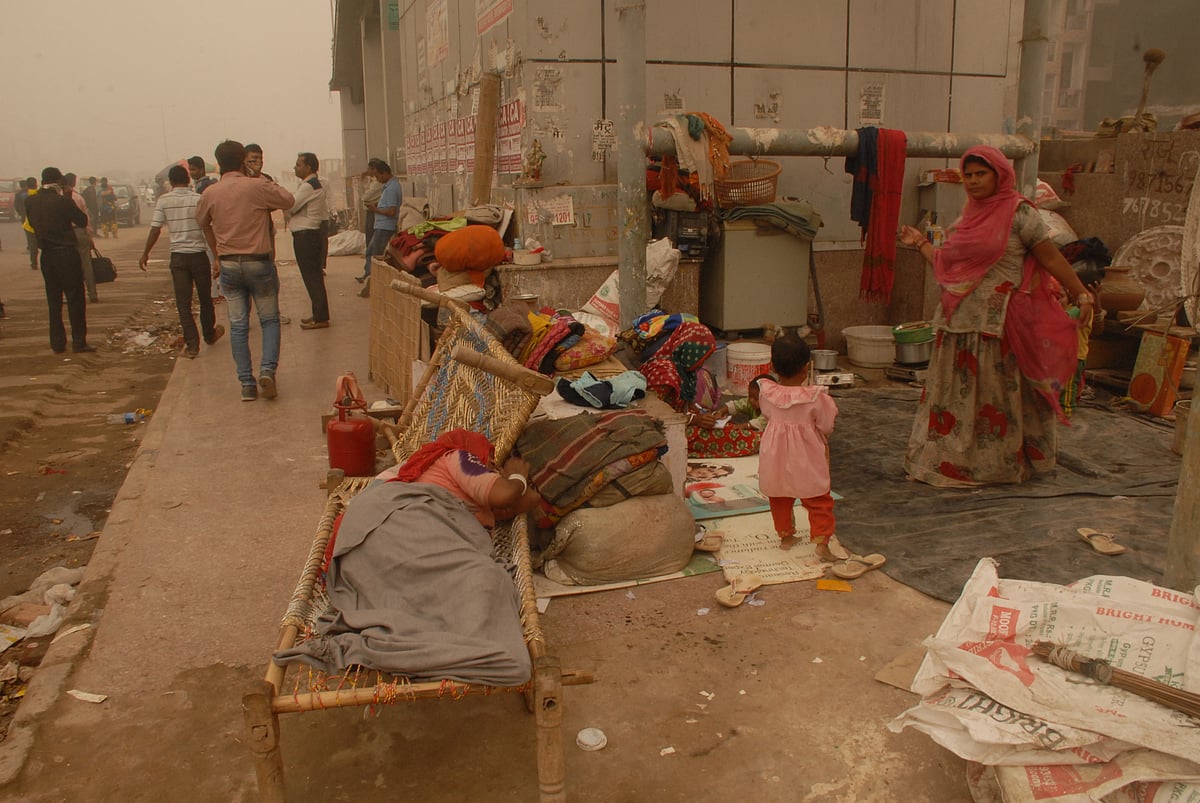 एनएच 24 की चौड़ाई बढ़ाने के लिए घर तोड़ दिए जाने के बाद नोएडा मोड़ के पास खुले में रहने को मजबूर कलाकारों का परिवार