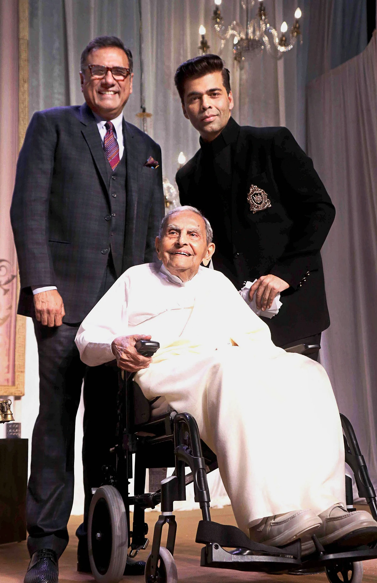 बर्फीले पहाड़ पर पुश-अप और अमर सिंह का हंसी मजाक - ऐसा रहा तस्वीरों में 19 दिसंबर का दिन