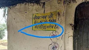 शिव ‘राज’ सरकार में आदिवासियों का बुरा हाल, शिवपुरी के 150 घरों पर लिखा है ‘मेरा परिवार गरीब है’