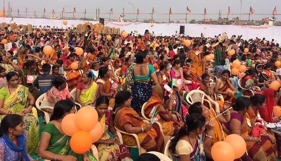 सूरत में पीएम मोदी का आखिरी दांव, गुजरात में हार के डर से सहानुभूति बटोरने की कोशिश