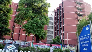 गुजरात चुनाव के नतीजे चंद घंटों में, लेकिन बीजेपी और मोदी के खिलाफ शिकायतों पर अब भी ‘जांच’ ही कर रहा है चुनाव आयोग