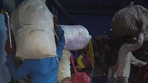 शिव ‘राज’ सरकार की उपेक्षा का शिकार बुंदेलखंड, रोजगार की तलाश में हर दिन 5000 लोग कर रहे हैं पलायन