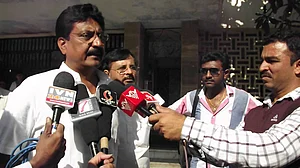 राजकोट में बीजेपी कार्यकर्ताओं का हुड़दंग, कांग्रेस उम्मीदवार पर हमला, समर्थकों पर लाठीचार्ज