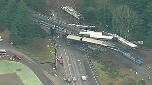 वाशिंगटन ट्रेन हादसा: पहली यात्रा में एमट्रेक रेलगाड़ी के 13 डिब्बे पटरी से उतरे, 6 लोगों की मौत