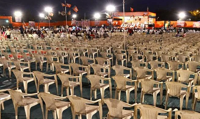 मोदी की सूरत रैली में खाली कुर्सियां भरने के लिए बीजेपी का हीरा व्यापारियों को फरमान, हर फैक्टरी से भेजे जाएं लोग