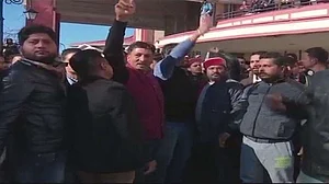 हिमाचल में सीएम को चुनना बना बीजेपी का सरदर्द, केंद्रीय पर्यवेक्षकों के सामने भिड़े धूमल और ठाकुर समर्थक