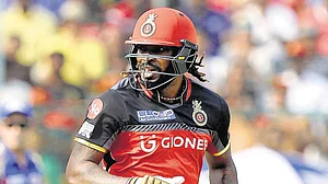 आईपीएल 2018: धुआंधार बल्लेबाज क्रिस गेल को आखिरकार मिल गया खरीददार, किंग्स इलेवन पंजाब ने 2 करोड़ में खरीदा