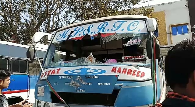 मध्य प्रदेश के बुरहानपुर में दलितों का प्रदर्शन, कई गाड़ियों में तोड़-फोड़ और पथराव