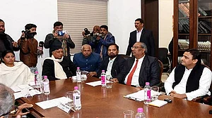 ईवीएम में धांधली के मुद्दे पर अखिलेश यादव ने बुलाई सर्वदलीय बैठक, ‘आप’ का दावा, गड़बड़ी से जीत रही है बीजेपी चुनाव