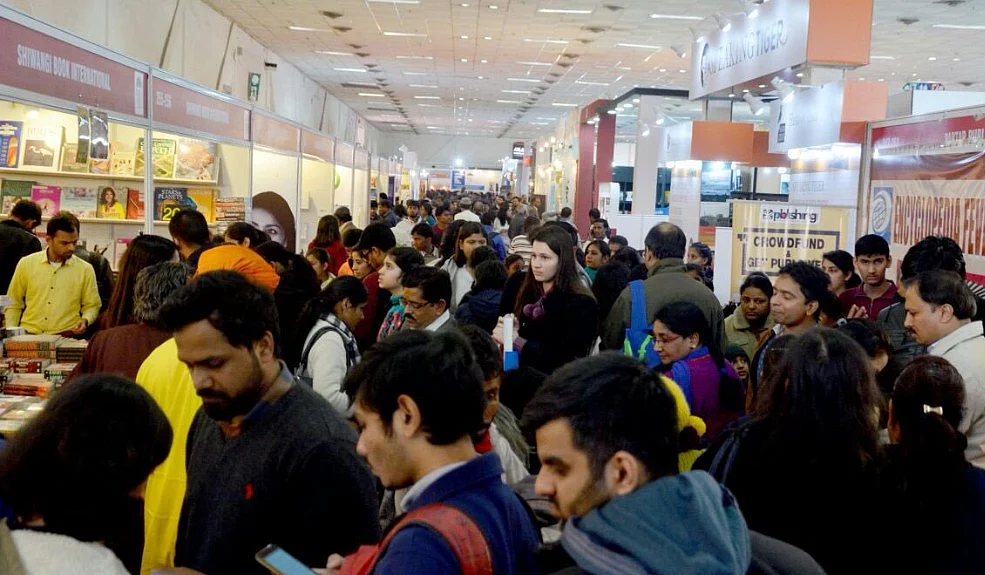 डिजिटल दुनिया में भी किताबों की चाहत बरकरार, विश्व पुस्तक मेले में बड़ी तादाद में दिखे युवा 
