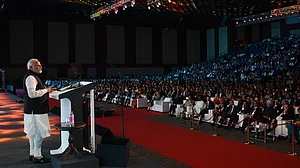 झूठे वादों से गुस्साए लोग सड़कों पर न उतर आएं, इसीलिए समय से एक साल पहले चुनाव करा सकती है मोदी सरकार