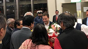 कांग्रेस अध्यक्ष राहुल गांधी बहरीन पहुंचे, हवाई अड्डे पर लगी साथ में सेल्फी लेने वालों की होड़