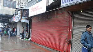 दिल्ली के बाजार बंद, व्यापारियों ने किया सीलिंग का विरोध