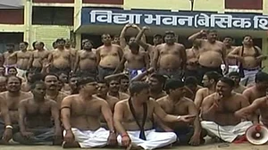 योगी राज में आर्थिक तंगी से परेशान शिक्षामित्र ने लगाई फांसी