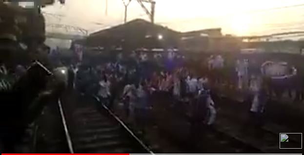 भीमा-कोरेगांव विवाद: कल की हिंसा के बाद आज महाराष्ट्र बंद, नहीं चलीं स्कूल बसें, लोकल ट्रेनें रोकी गईं