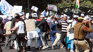 सीलिंग के विरोध में आम आदमी पार्टी का संसद मार्ग पर प्रदर्शन, विधायकों और नेताओं पर पुलिस ने किया लाठीचार्ज