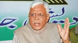 नीतीश कुमार के सहयोगी रहे शिवानंद तिवारी का हमला, ‘बिहार में नालायक सरकार’