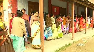 त्रिपुरा चुनाव 2018: लेफ्ट और बीजेपी में कांटे की टक्कर, कई जगहों पर ईवीएम में गड़बड़ी की शिकायतें