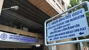 मोदी सरकार ने नौकरीपेशा पीएफ खाताधारकों को दिया झटका, पीएफ पर ब्याज दर 8.65 फीसदी से घटाकर 8.55 फीसदी की