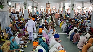 गुरुद्वारों में मिलने वाले मुफ्त लंगर पर जीएसटी की मार, सरकार से नाराज एसजीपीसी