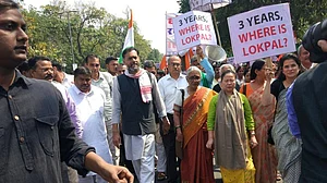 पारदर्शिता और भ्रष्टाचार नियंत्रण के सवाल सरकार पीछे खींच रही है कदम