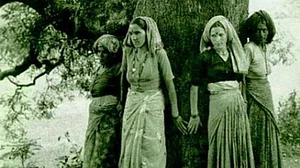 चिपको आंदोलन के 45 साल: जब पेड़ों को कटने से बचाने के लिए उनसे चिपक गई थीं ग्रामीण महिलाएं