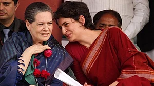राजनीति में आने का फैसला पूरी तरह से प्रियंका का होगाः सोनिया गांधी