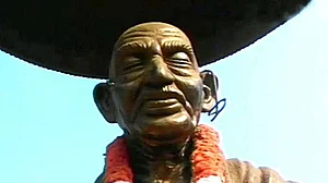 मूर्तियों पर महाभारत जारी: अब केरल में बापू की प्रतिमा पर हमला, चश्मा तोड़ा