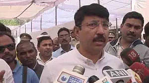 गोरखपुर उपचुनाव: सीएम योगी के करीबी हैं गोरखपुर के विवादित डीएम, बीजेपी के पिछड़ने पर रोका नतीजों का ऐलान