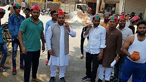 मेरठ: अम्बेडकर की प्रतिमा तोड़े जाने का विरोध, सपा ने पीएम मोदी और सीएम योगी आदित्यनाथ की निकाली अर्थी