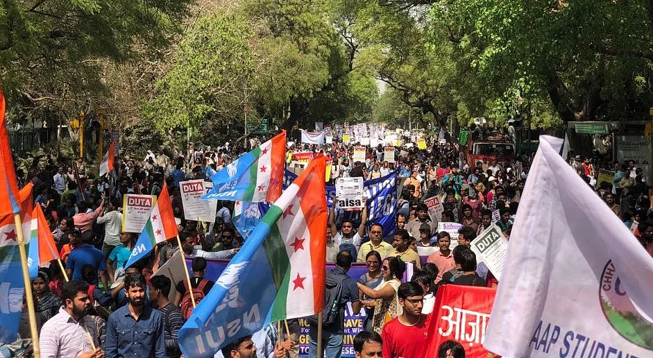 स्वायत्ता के बहाने विश्वविद्यालय  को गरीबों से दूर करने के खिलाफ शिक्षकों और छात्रों ने किया दिल्ली में मार्च
