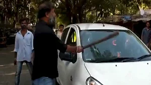 महाराष्ट्रः एमएनएस का गुजरातियों पर हमला, फडणवीस सरकार चुप