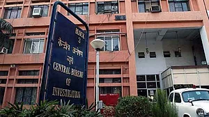 आकार पटेल का लेख: सीबीआई ने अपने बड़े उद्देश्यों को कभी नहीं किया पूरा