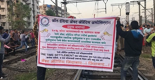 मुंबई: 4 घंटे बाद खत्म हुआ छात्रों का प्रदर्शन, कई ट्रेनें रद्द, लाखों यात्री परेशान