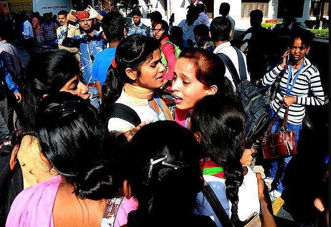 यूपी में जंगलराज:  सीएम हेल्पलाइन में काम करने वाली युवतियों से कमरे में बंद कर बदसुलूकी, कई लड़कियां बेहोश हुईं