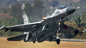 मोदी के ‘मेक इन इंडिया’ के शोर के बीच दुनिया में सबसे ज्यादा हथियार खरीदने वाला देश बना भारत